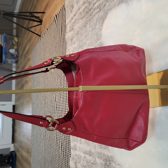 Elegant Red Leather Shoulder Bag - Picture 3 of 16